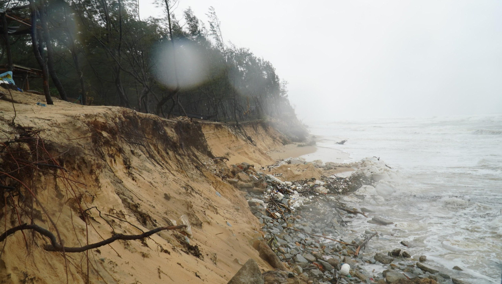 Điểm sạt lở kéo dài và bị biển xâm thực rất sâu.