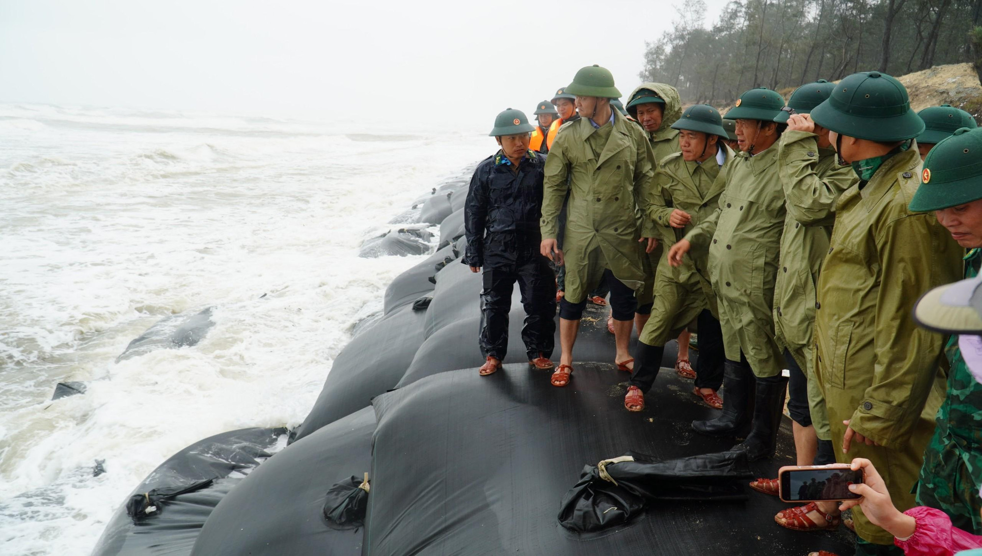 Phó Thủ tướng tiếp tục đi kiểm tra sạt lở bờ biển khu vực Phú Thuận, huyện Phú Vang kéo dài 2km.