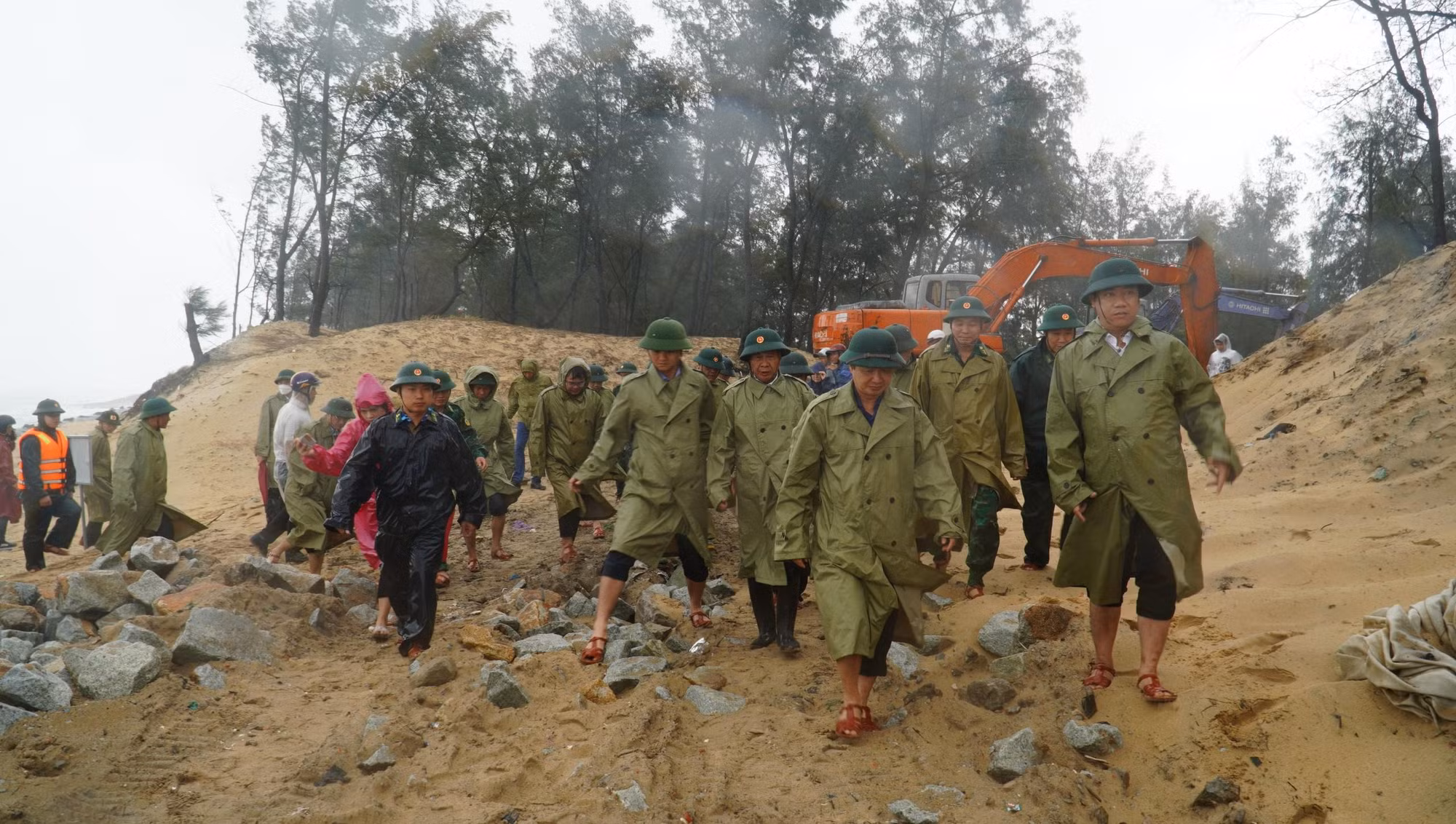 Phó Thủ tướng Lê Văn Thành yêu cầu phân công lực lượng thường xuyên kiểm tra, nắm chắc diễn biến sạt lở, tập trung triển khai các giải pháp cấp bách với tinh thần nhanh nhất có thể, không để tình trạng biển xâm thực đi sâu thêm vào đất liền (Ảnh: M.H).