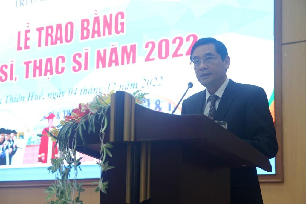 PGS.TS. Trần Văn Hòa - Hiệu trưởng ĐH Kinh tế, ĐH Huế phát biểu và gửi gắm nhiều điều tâm huyết vào thế hệ tân tiến sĩ, tân thạc sĩ vừa nhận bằng. PGS.TS. Trần Văn Hòa - Hiệu trưởng ĐH Kinh tế, ĐH Huế phát biểu và gửi gắm nhiều điều tâm huyết vào thế hệ tân tiến sĩ, tân thạc sĩ vừa nhận bằng.