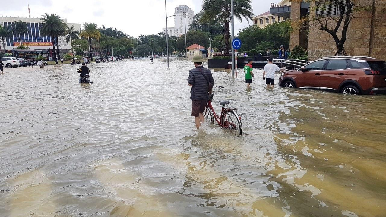 Khu vực được xem là cao nhất nhì TP Huế tại trung tâm ngã 6 Hùng Vương đã bị nước lũ tấn công. Khu vực được xem là cao nhất nhì TP Huế tại trung tâm ngã 6 Hùng Vương đã bị nước lũ tấn công.