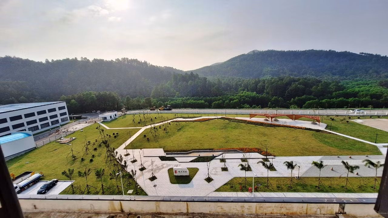 Khuôn viên xanh mát tại nhà máy xử lý rác sinh hoạt lớn nhất tỉnh Thừa Thiên Huế. Nhờ nhà máy này, tỉnh sẽ giảm tỷ lệ chôn lấp chất thải rắn xuống dưới 20%. (Ảnh: Đại Dương) Khuôn viên xanh mát tại nhà máy xử lý rác sinh hoạt lớn nhất tỉnh Thừa Thiên Huế. Nhờ nhà máy này, tỉnh sẽ giảm tỷ lệ chôn lấp chất thải rắn xuống dưới 20%. (Ảnh: Đại Dương)