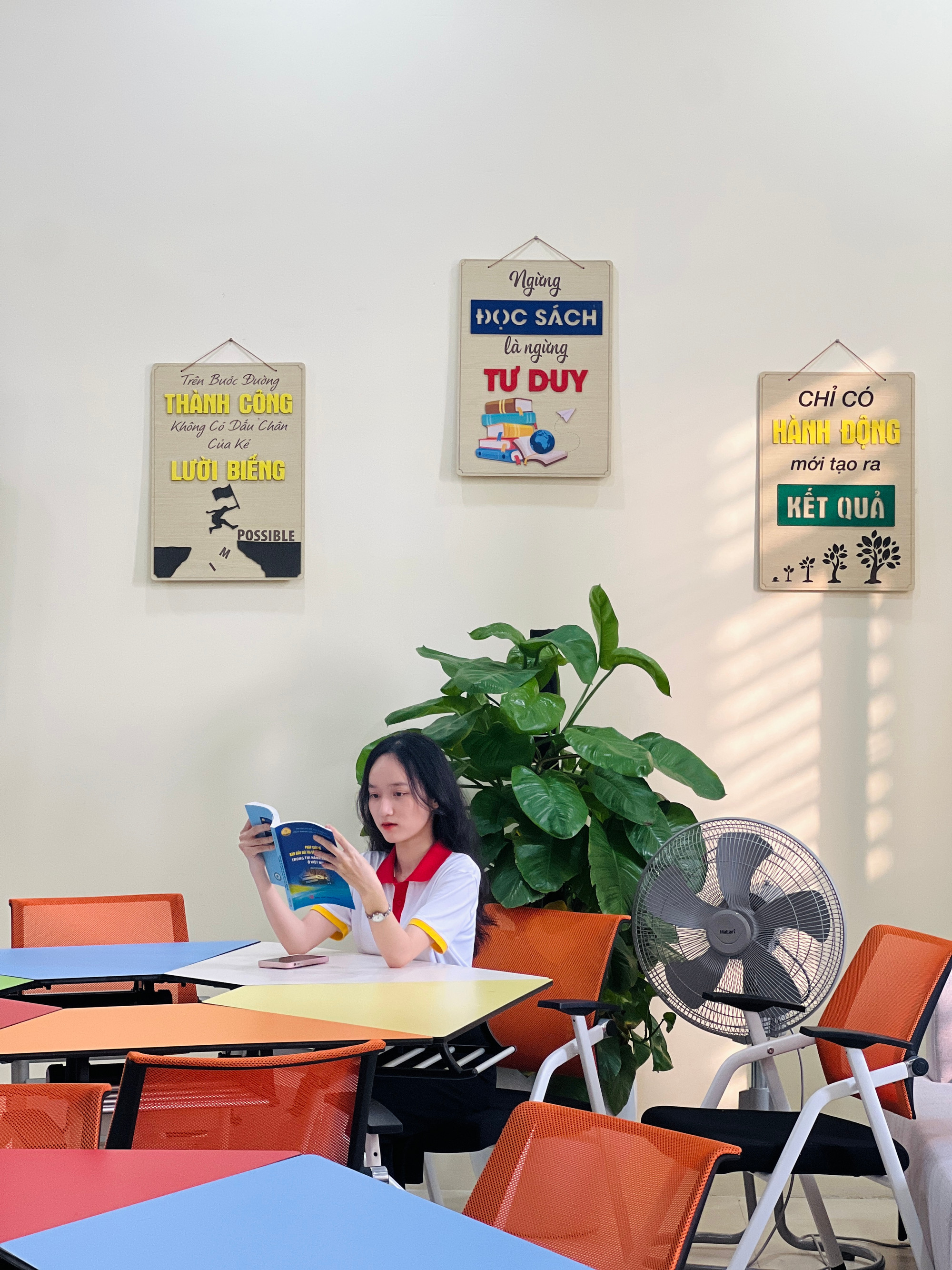 Được bày trí hiện đại với nhiều cây xanh, Trung tâm Thông tin - Thư viện là địa điểm phù hợp cho những ai thích học tập trong không gian yên tĩnh, thoáng mát.