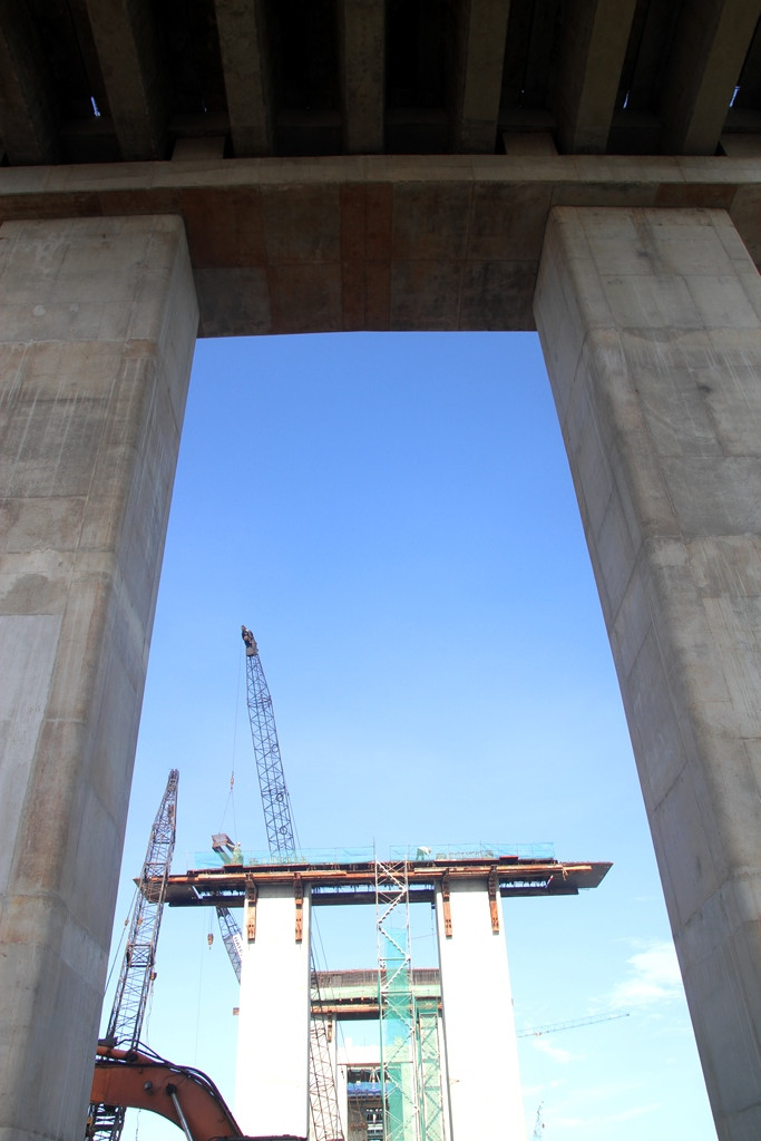 220 cọc nhồi đã thi công xong trên tổng số 244 cọc. 23 trụ đang triển khai, trong đó 7 trụ đã hoàn thành. Trụ cao nhất đang thi công có độ cao 26m tính từ mặt nước biển.