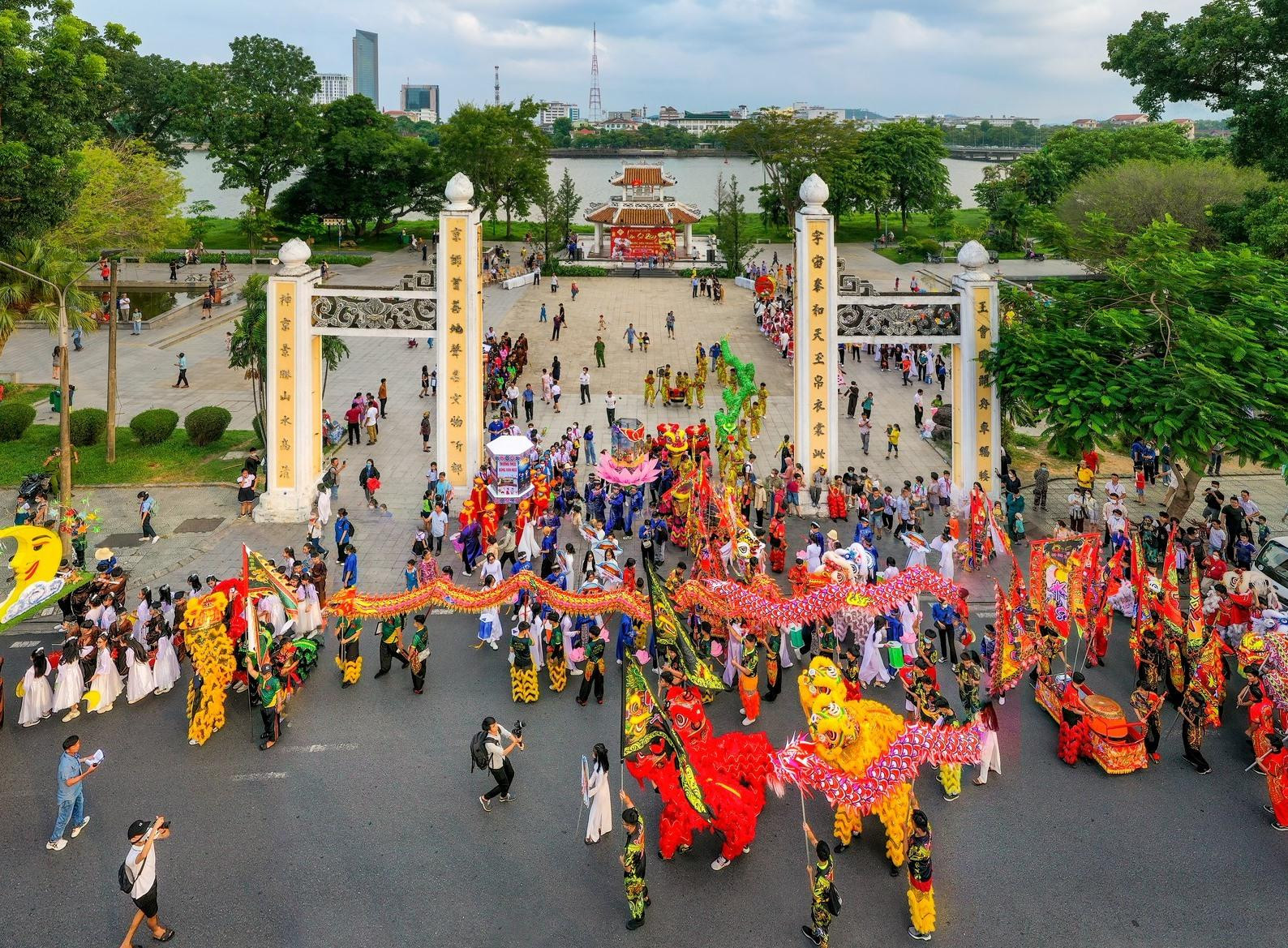 Đoàn rước hàng trăm người và học sinh làm rộn rã đường phố Huế mùa Trung thu. Đoàn rước hàng trăm người và học sinh làm rộn rã đường phố Huế mùa Trung thu.