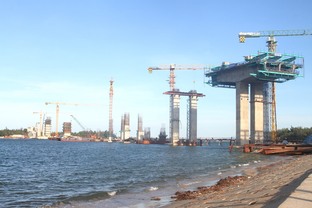 Dự án tuyến đường ven biển và cầu vượt cửa biển Thuận An khởi công ngày 26/3/2022, tổng mức đầu tư giai đoạn 1 là 2.400 tỉ đồng.