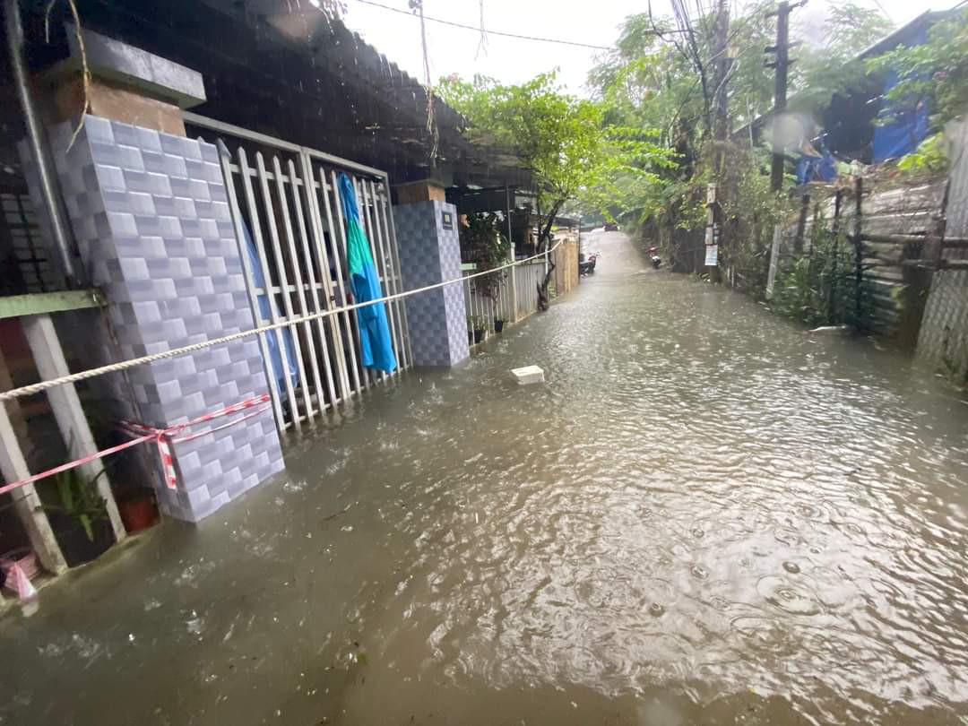 Các hộ dân phải giăng dây dọc các dãy nhà để người đi đường bám vào khi nước lớn. Thủy điện Hương Điền điều tiết nước với tốc độ từ 200 – 400m3/s, bắt đầu tăng dần từ 15h chiều cùng ngày. Các hộ dân phải giăng dây dọc các dãy nhà để người đi đường bám vào khi nước lớn. Thủy điện Hương Điền điều tiết nước với tốc độ từ 200 – 400m3/s, bắt đầu tăng dần từ 15h chiều cùng ngày.