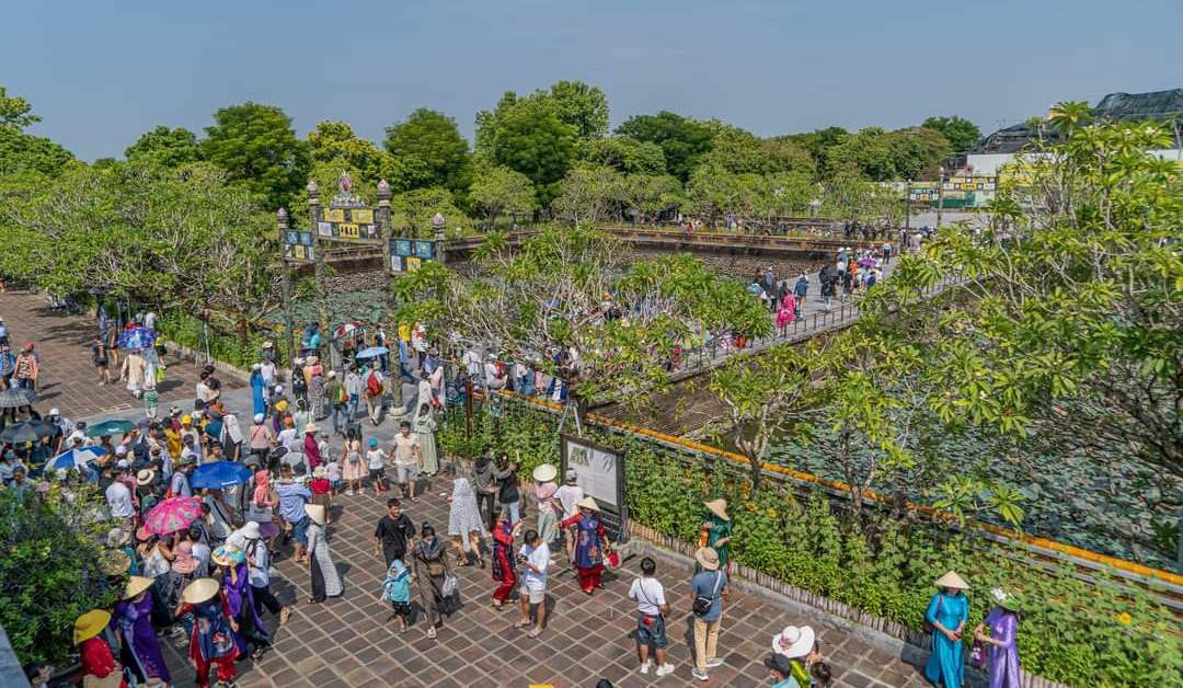 Trung tâm Bảo tồn Di tích Cố đô Huế cho hay, ngày 2/9 có 51.000 khách tham quan các điểm di tích (khách Việt Nam trên 49.000 lượt, khách nước ngoài 1.945 lượt). (Ảnh: Bảo Minh)