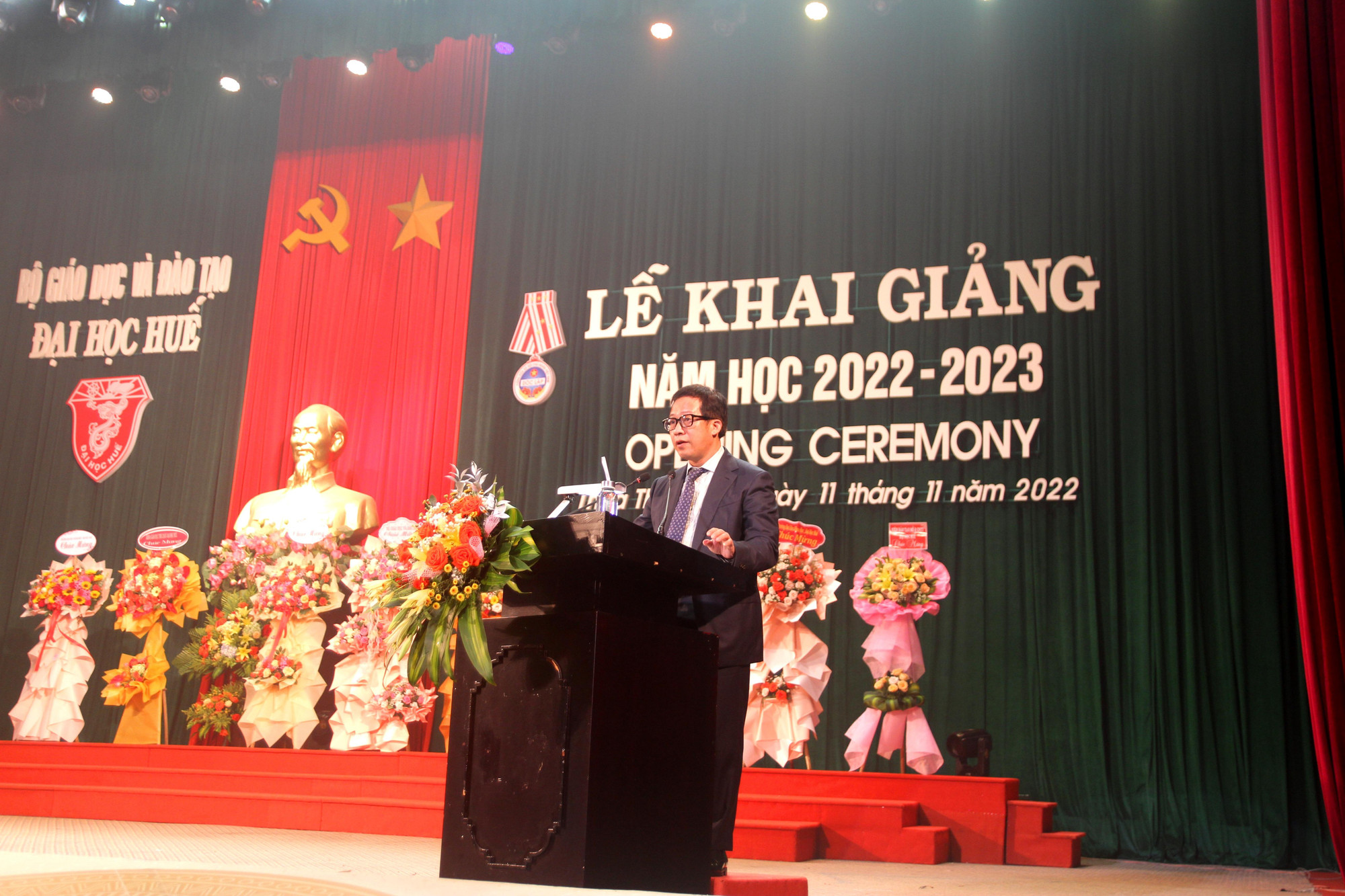 PGS.TS. Lê Anh Phương – Giám đốc Đại học Huế đọc thư của Chủ tịch nước và phát biểu chúc mừng năm học mới. PGS.TS. Lê Anh Phương – Giám đốc Đại học Huế đọc thư của Chủ tịch nước và phát biểu chúc mừng năm học mới.