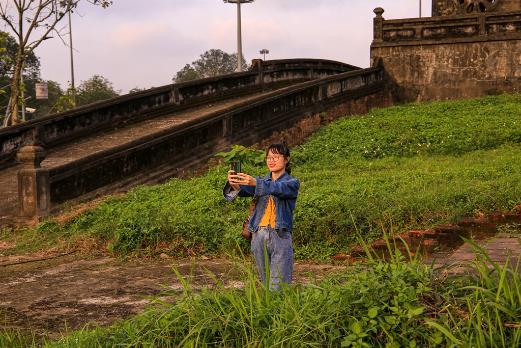 Nhiều du khách thích thú đến “check in” trên con đường dọc tường Kinh thành Huế.