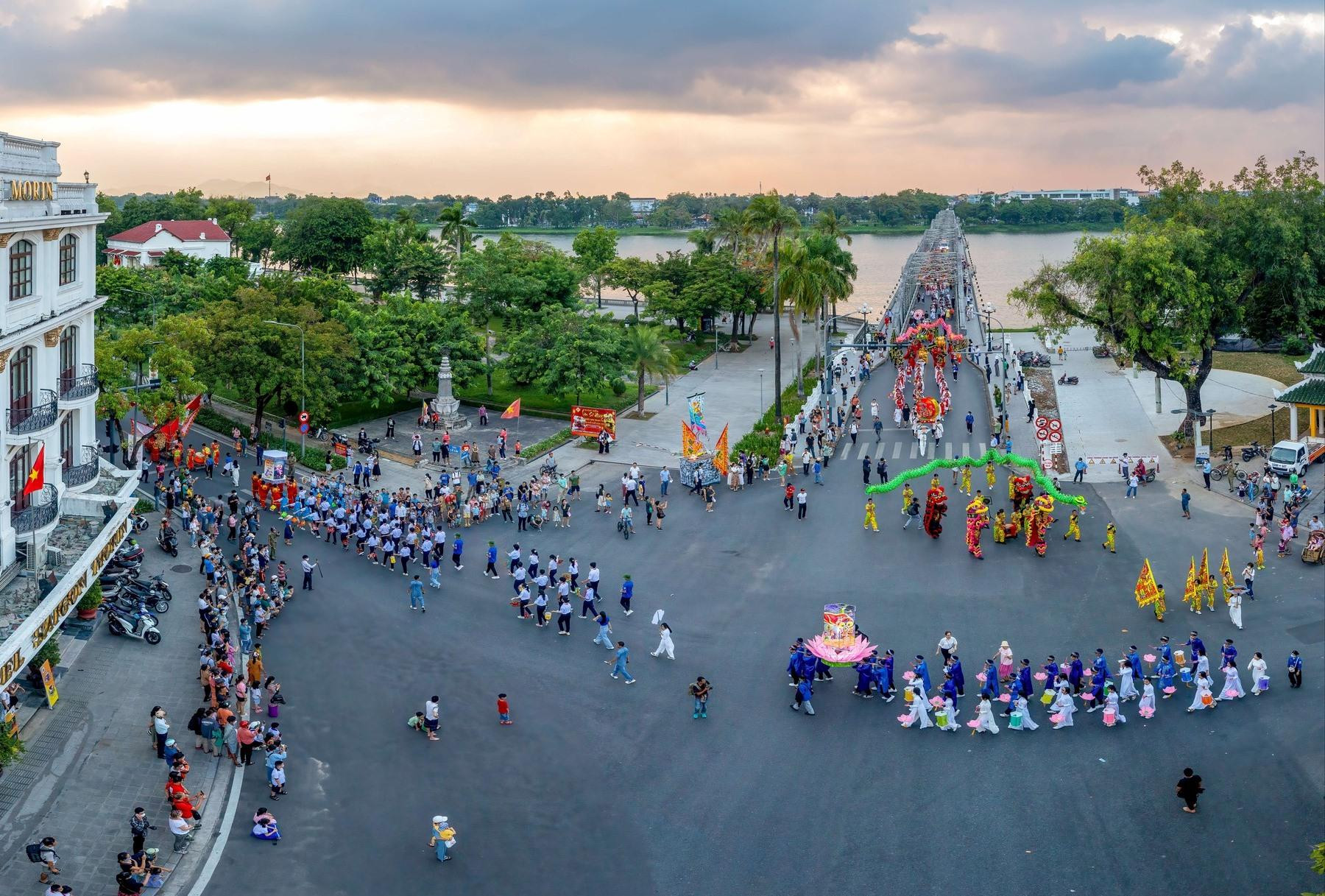 Đoàn rước của hàng trăm học sinh đã tạo nên một không khí chưa từng có ở TP Huế dịp Trung thu. Đoàn rước của hàng trăm học sinh đã tạo nên một không khí chưa từng có ở TP Huế dịp Trung thu.