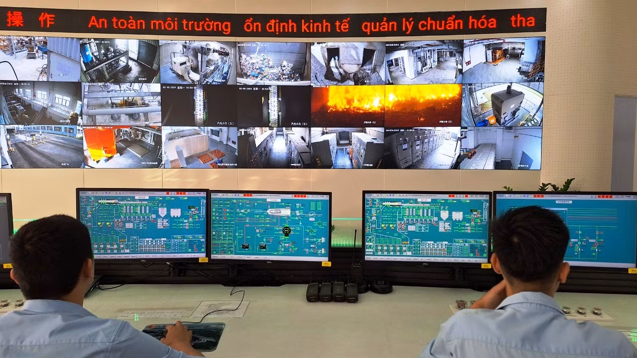 Nhân viên ở khu vực điều hành các quá trình xử lý rác thải sinh hoạt. Hệ thống quan trắc môi trường tự động sẽ báo các thông số về Sở Tài nguyên và Môi trường tỉnh Thừa Thiên Huế.