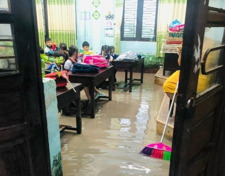 Một phòng học ở Trường Tiểu học Phú Tân (phường Thuận An, TP Huế) khi đang dạy học vào 9h30' sáng nay thì nước từ ngoài tràn vào, sau đó nhà trường phải cho nghỉ học khẩn. Một phòng học ở Trường Tiểu học Phú Tân (phường Thuận An, TP Huế) khi đang dạy học vào 9h30' sáng nay thì nước từ ngoài tràn vào, sau đó nhà trường phải cho nghỉ học khẩn.