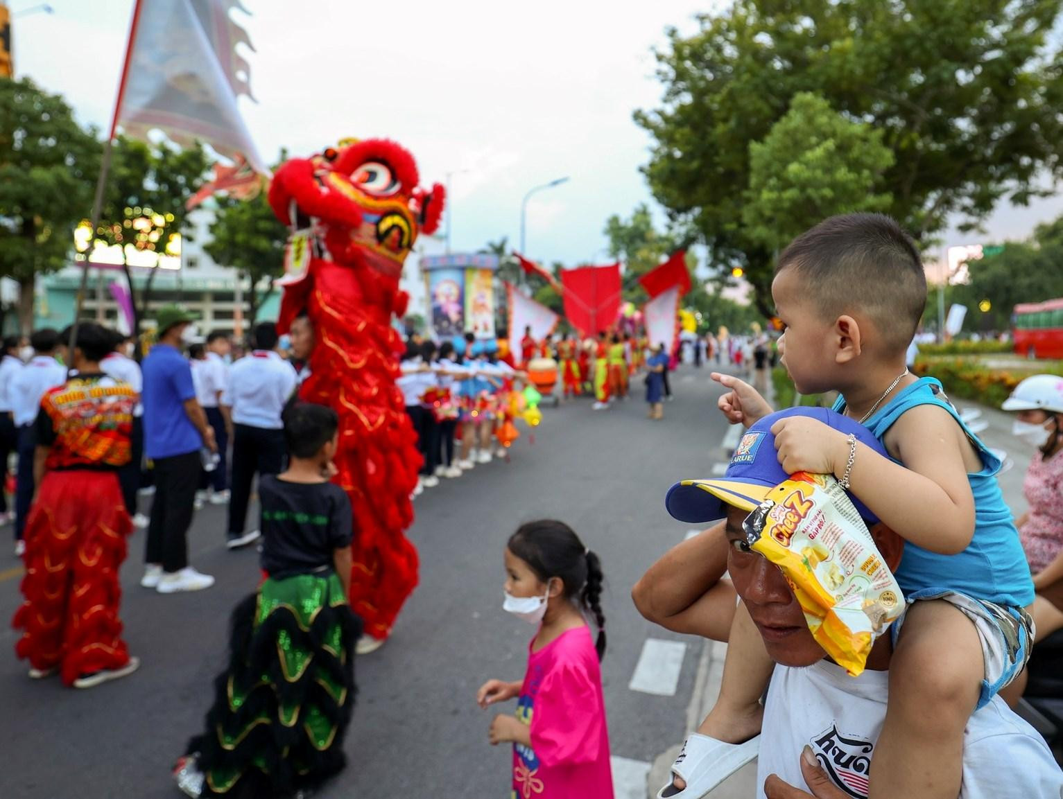 Nhiều cháu bé rất thích thú được cha mẹ cõng ra xem Sư Lân Rồng. Nhiều cháu bé rất thích thú được cha mẹ cõng ra xem Sư Lân Rồng.