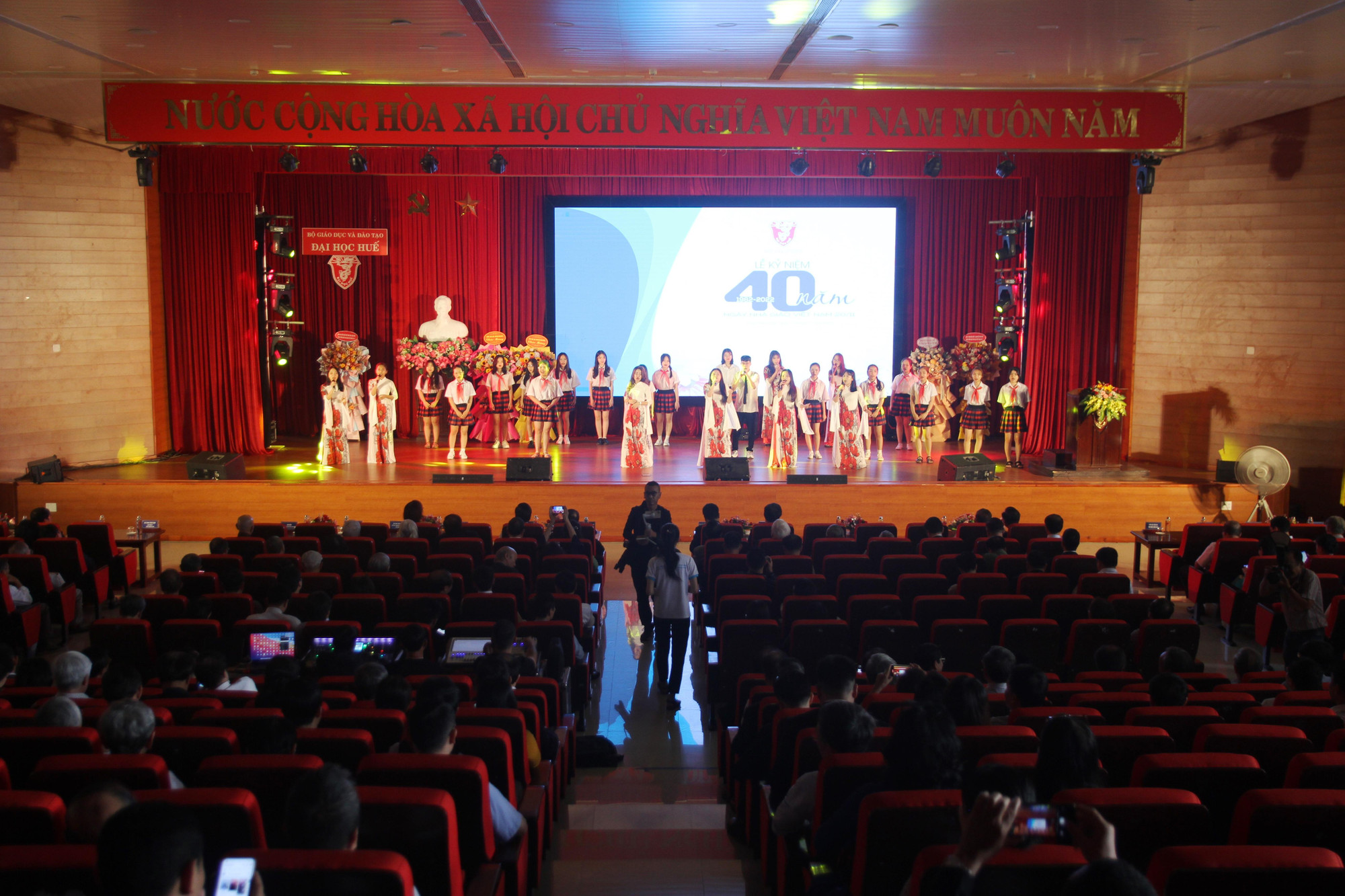 Mở đầu chương trình là nhiều tiết mục văn nghệ đặc sắc tri ân giáo viên. Mở đầu chương trình là nhiều tiết mục văn nghệ đặc sắc tri ân giáo viên.