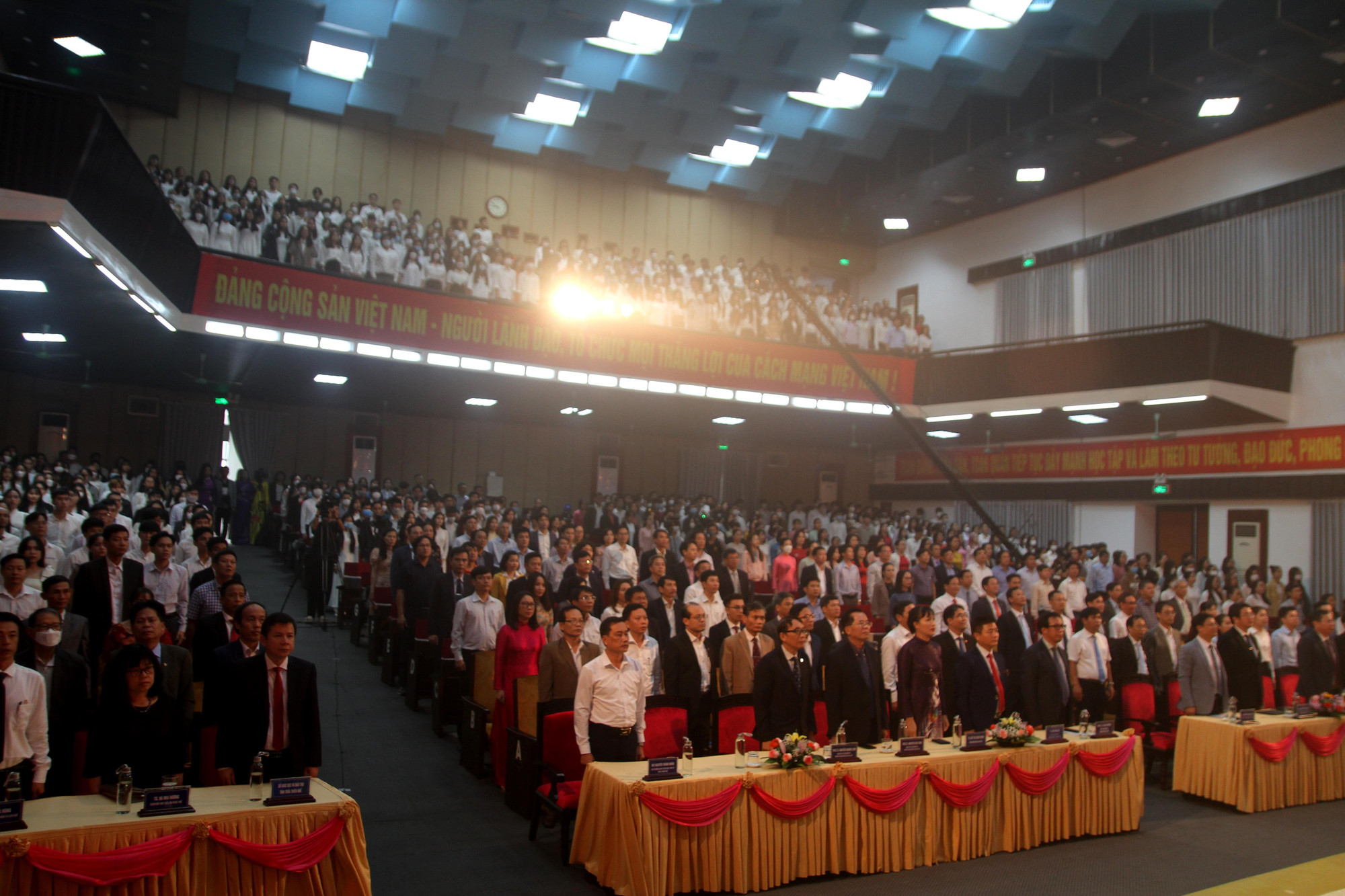 Toàn thể thầy và trò, lãnh đạo tỉnh, ban ngành và cán bộ qua các thế hệ Đại học Huế làm lễ chào cờ. Toàn thể thầy và trò, lãnh đạo tỉnh, ban ngành và cán bộ qua các thế hệ Đại học Huế làm lễ chào cờ.