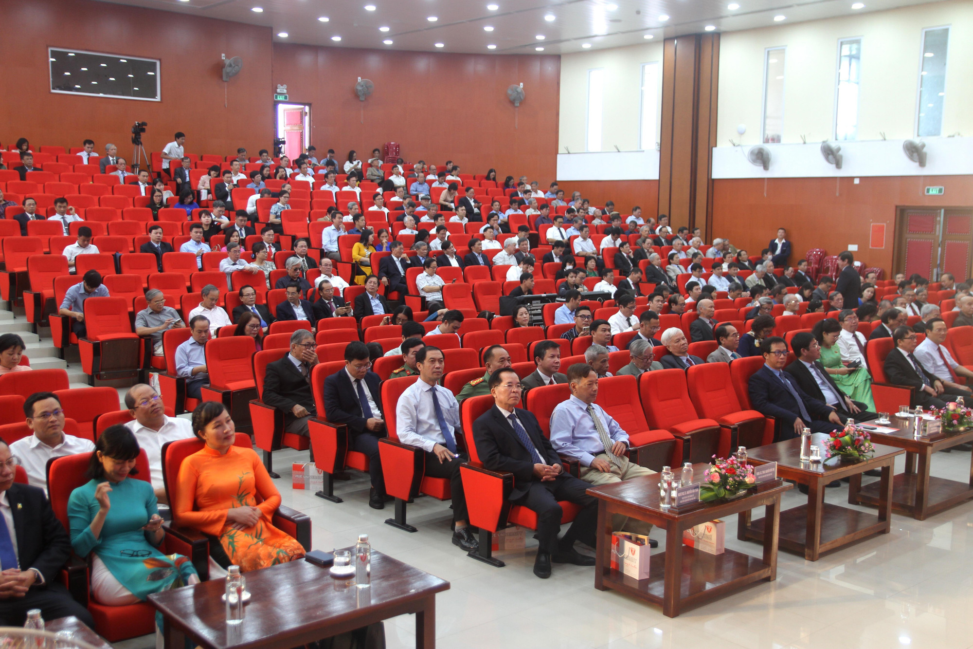 Đại biểu và lãnh đạo, giáo viên Đại học Huế qua các thời kỳ về tham dự lễ. Đại biểu và lãnh đạo, giáo viên Đại học Huế qua các thời kỳ về tham dự lễ.