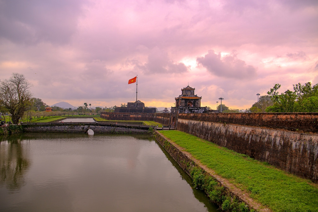 Một góc Kinh thành Huế từ bờ thành bên eo bầu Nam Xương nhìn sang eo bầu Nam Thắng.