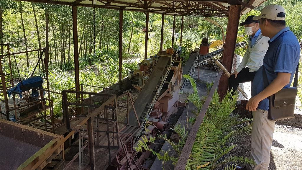 Một người dân cho biết, chính việc “chây ì” không di dời các thiết bị của xưởng sản xuất quặng đã làm lãng phí nguồn đất đai của nhà nước.