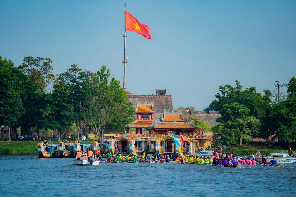 Các đội ghe vòng qua các tráo. Các đội ghe vòng qua các tráo.