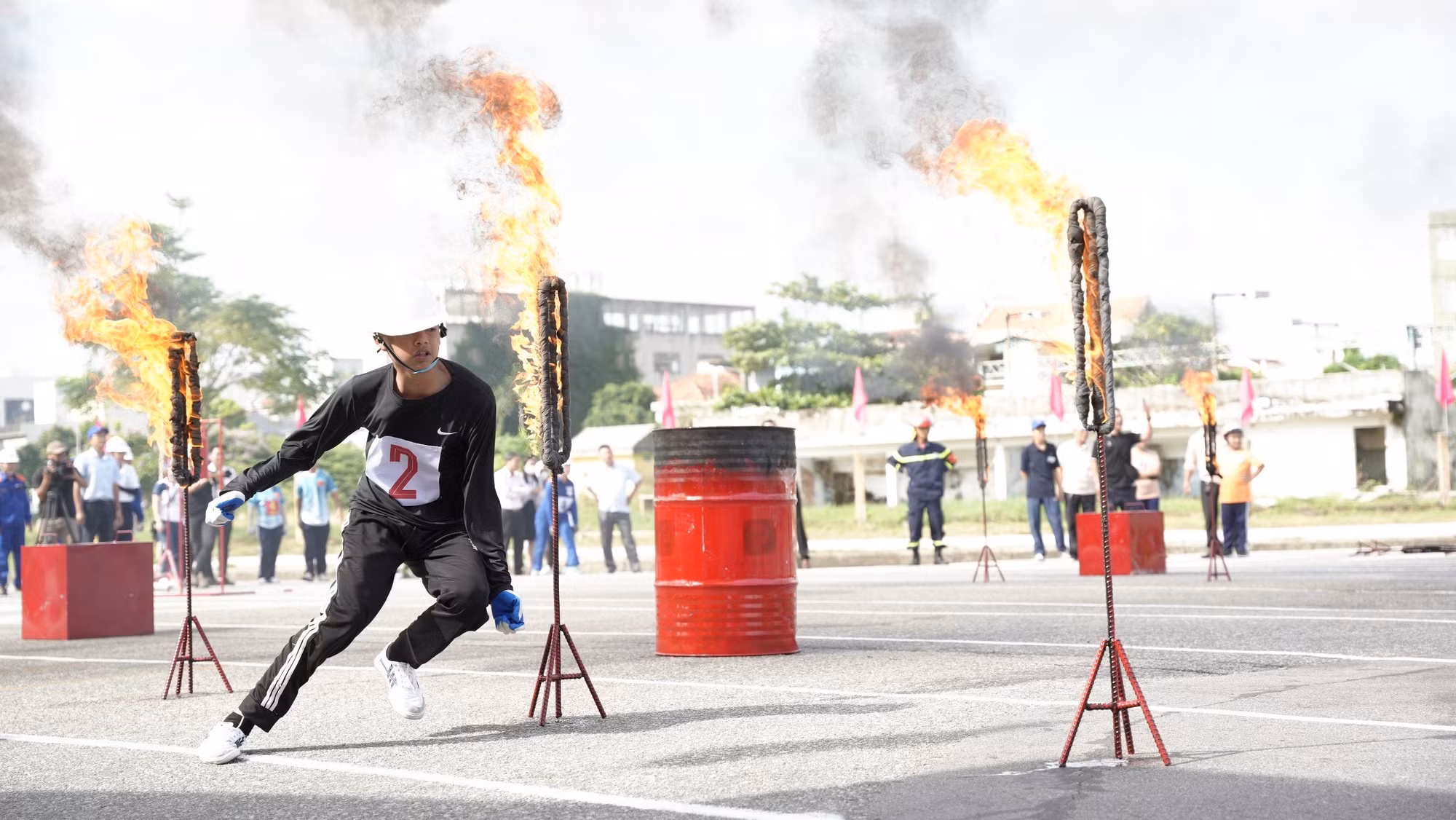 VĐV tranh tài 3 nội dung: 100m chữa cháy phối hợp cứu người, di chuyển tài sản; tiếp sức 200m vượt chướng ngại vật, dập lửa khay xăng; gia đình tiếp sức 4x50m chữa cháy, di chuyển tài sản.