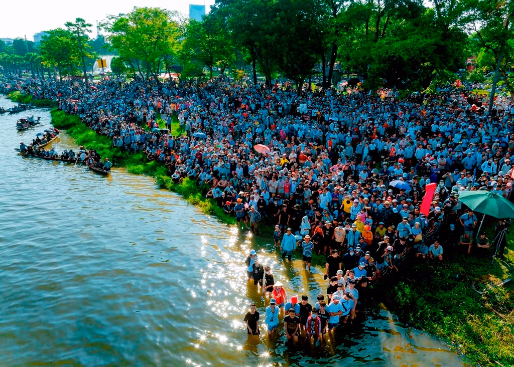 Các khoảng sông Hương đầy kín người. Nhiều người dân đứng luôn dưới nước để xem đua ghe cho mát. Các khoảng sông Hương đầy kín người. Nhiều người dân đứng luôn dưới nước để xem đua ghe cho mát.