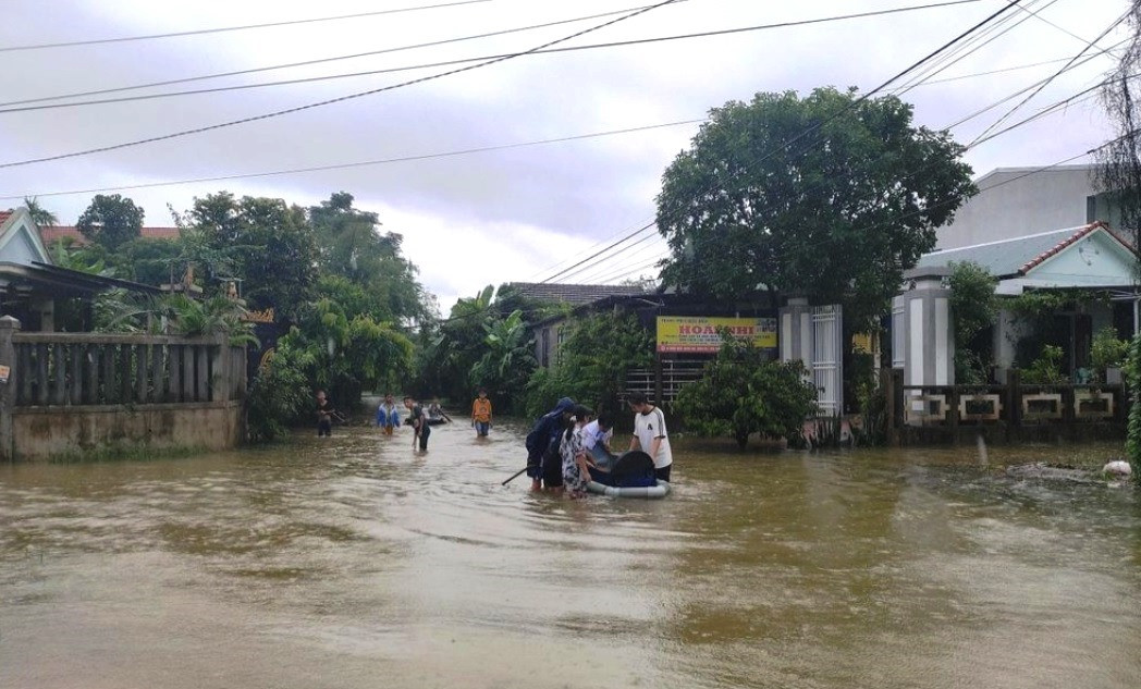 Tại thị xã Hương Trà, một số tuyến đường tại phường Hương Chữ, Hương Toàn, Hương Văn ngập từ 0,3-0,4m.