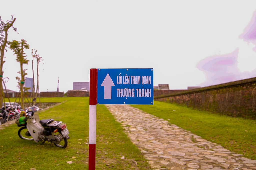 Bảng chỉ dẫn đường lên tham quan Thượng thành tại eo bầu Nam Xương. (Ảnh: Hoàng Hải).
