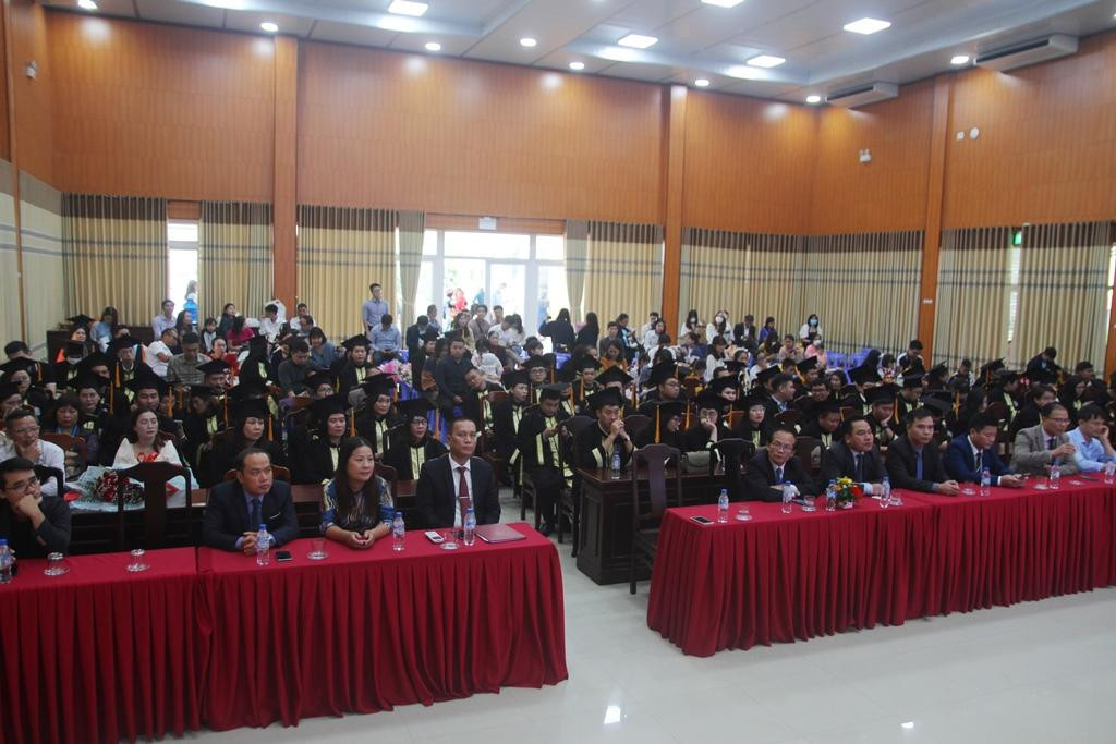 Có 2 tân tiến sĩ và 104 tân thạc sĩ các lớp K21 khóa 2020-2022 và các khóa trước được trao bằng. Có 2 tân tiến sĩ và 104 tân thạc sĩ các lớp K21 khóa 2020-2022 và các khóa trước được trao bằng.