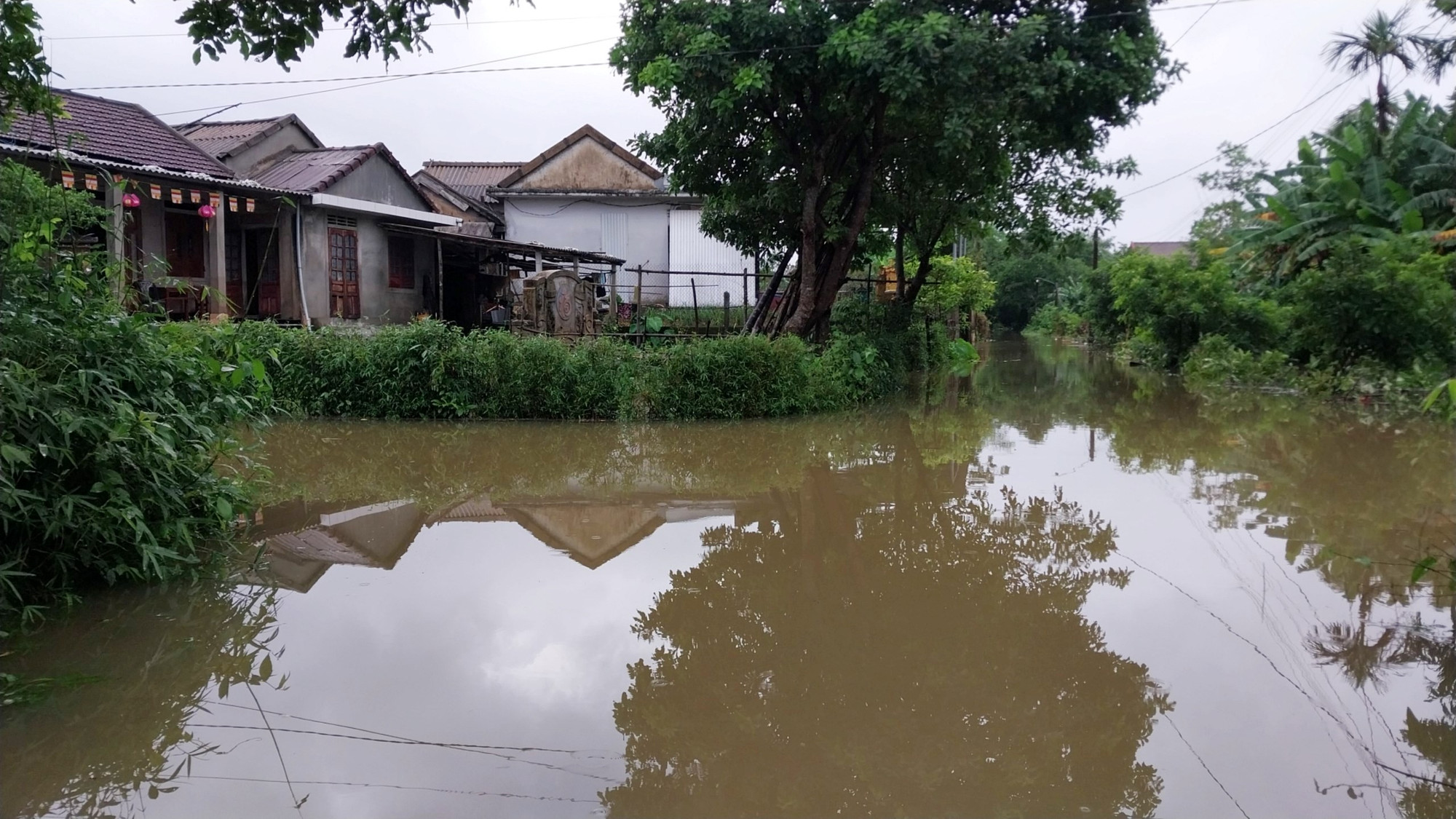 Nhiều vùng nước trên dưới 0,4m.