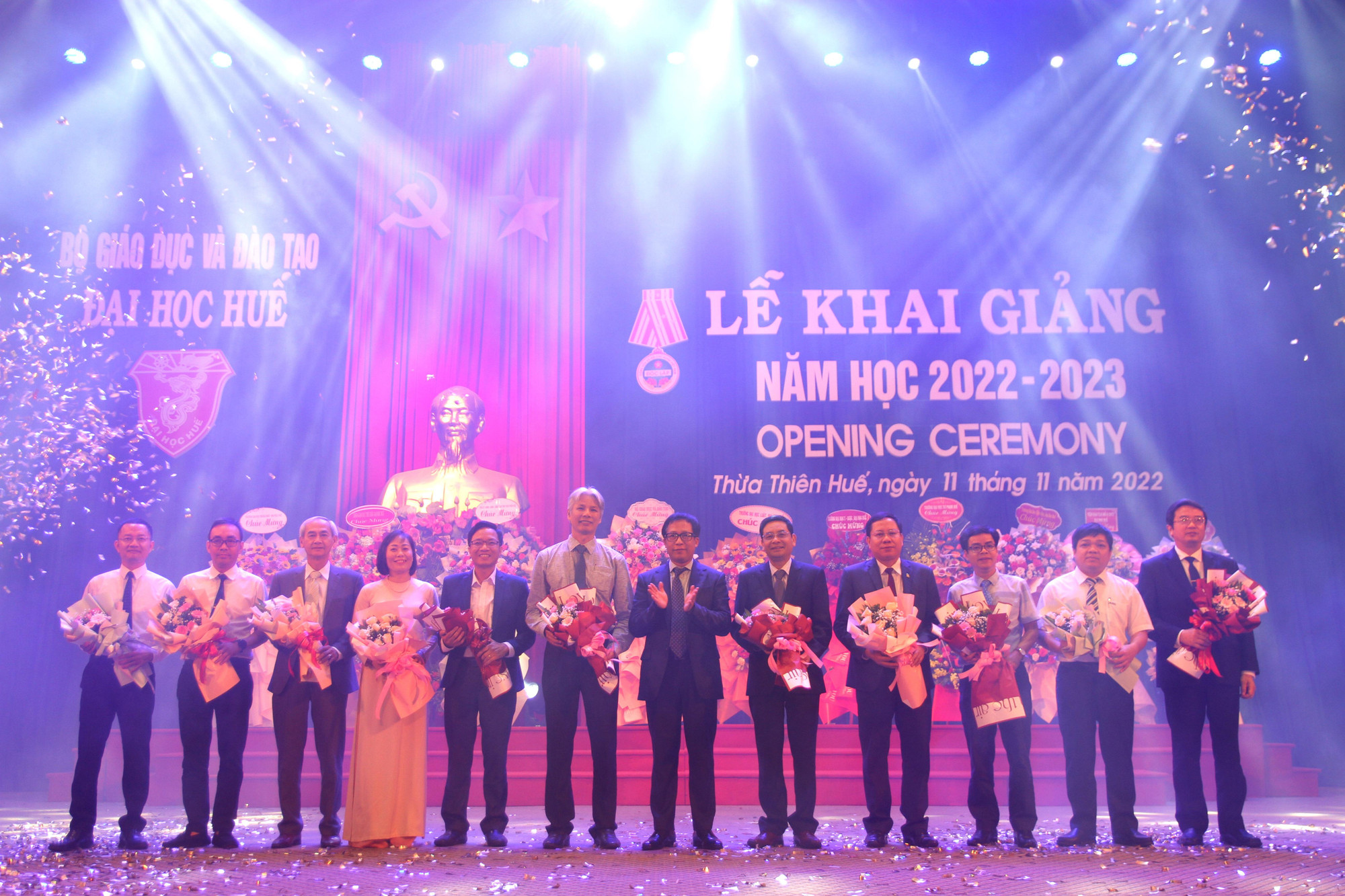 Giám đốc Đại học Huế tặng hoa chúc mừng các Hiệu trưởng, Khoa trưởng các trường Đại học thành viên, Trường, Khoa và Phân hiệu trực thuộc tại lễ khai giảng chung lần đầu tiên cho cán bộ, sinh viên toàn Đại học Huế. Giám đốc Đại học Huế tặng hoa chúc mừng các Hiệu trưởng, Khoa trưởng các trường Đại học thành viên, Trường, Khoa và Phân hiệu trực thuộc tại lễ khai giảng chung lần đầu tiên cho cán bộ, sinh viên toàn Đại học Huế.