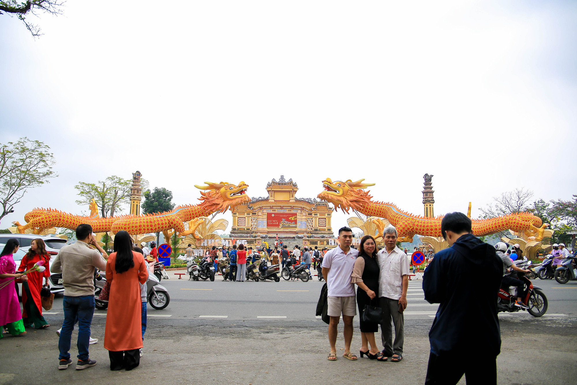 2 con rồng đối xứng ở thế “rồng chầu mặt nguyệt” hướng về Bia Quốc học, tượng trưng cho sự phát triển của đất nước, tỉnh Thừa Thiên Huế.