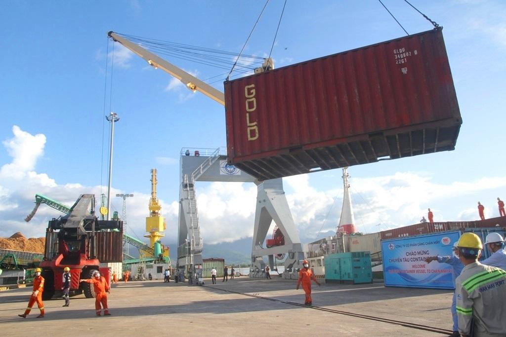 Hằng năm, Cảng Chân Mây xếp dỡ khoảng 3,5 triệu tấn hàng rời như than/xi măng clinker/dăm gỗ/cát/bột sắn... Cảng có khả năng tiếp nhận tàu hàng 50.000 DWT, tàu container 35.000 DWT ~ 2.600 TEU và tàu khách đến 362m và 225, 282 GRT. Cảng Chân Mây có thể đáp ứng đủ các điều kiện, khả năng làm hàng container và trở thành bến cho tàu du lịch lớn nhất và mới nhất thế giới.