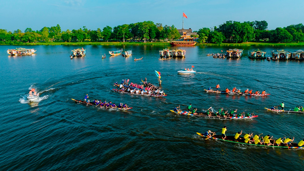 Hình ảnh sông Hương xanh biếc và cây xanh bên bờ hòa quyện cùng các di sản kiến trúc thời nhà Nguyễn. Hình ảnh sông Hương xanh biếc và cây xanh bên bờ hòa quyện cùng các di sản kiến trúc thời nhà Nguyễn.
