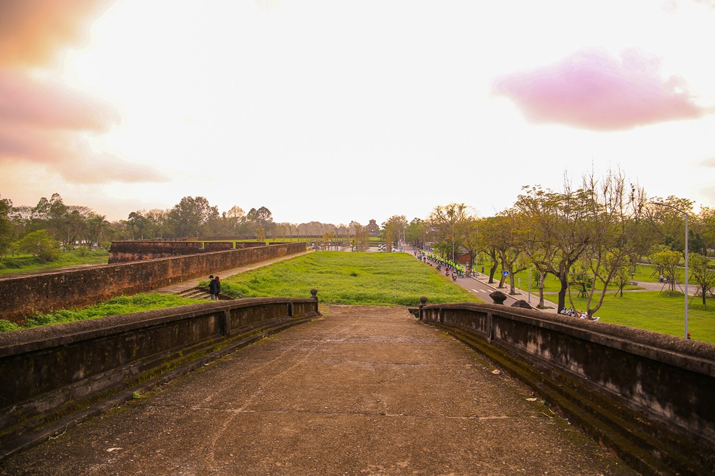Một góc nhìn xuống eo bầu Nam Thắng tại đường đi bộ.