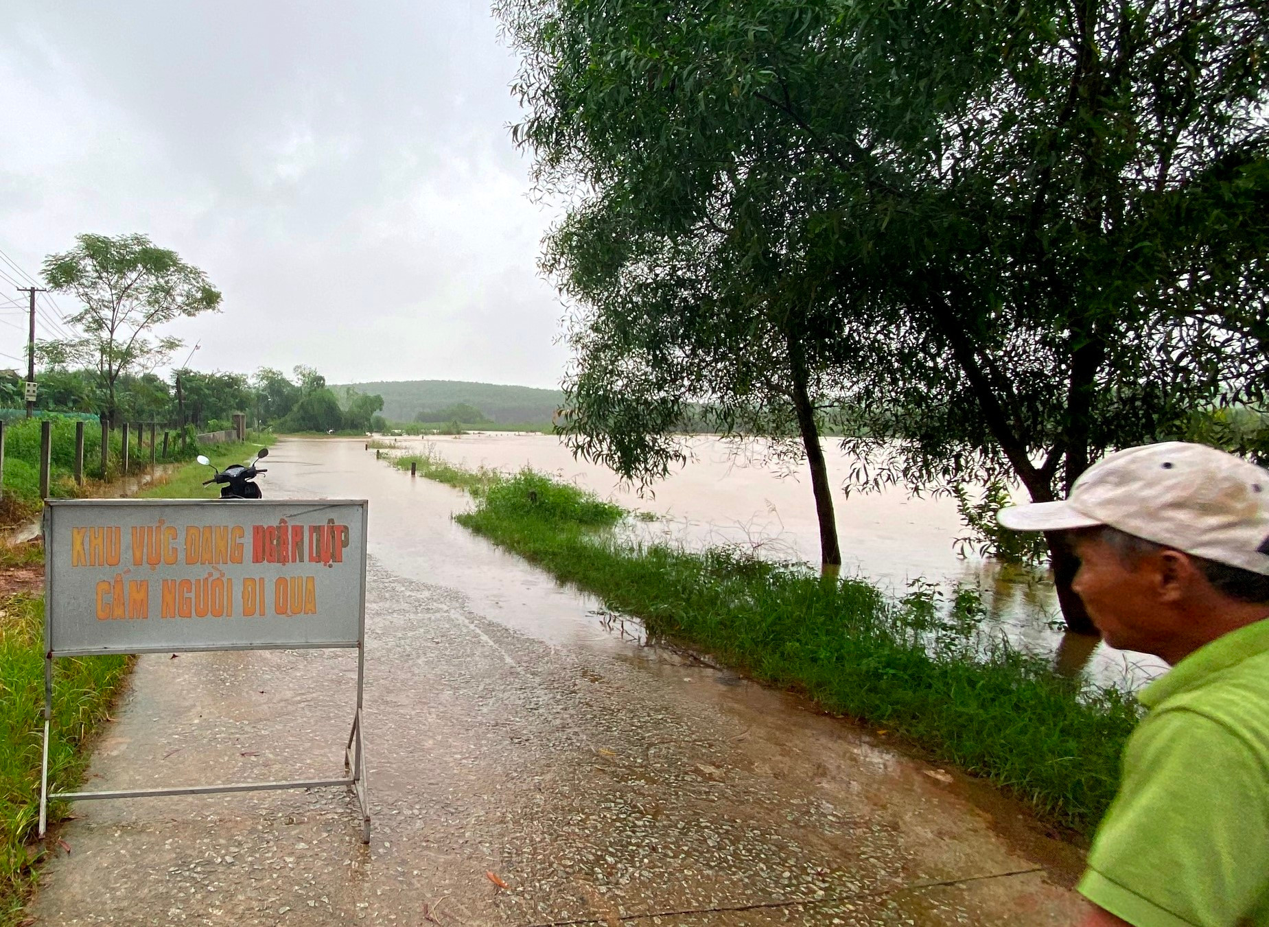 Ở huyện Phong Điền, đường liên thôn xã Phong Bình, Phong Hòa, Phong Mỹ ngập úng 0,25 -0,3m; xã Phong An, Phong Thu, Phong Sơn... ngập lụt tại các cầu, tràn, đường giao thông.