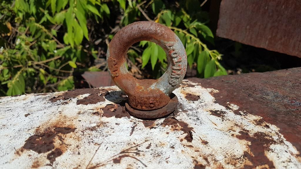 Sau khi một số nhân viên của công ty này rút đi, nhiều thiết bị và phương tiện cơ giới, máy nghiền quặng, giàn lọc quặng đã bị hư hỏng nặng nhưng không được đưa ra khỏi địa phương dù việc gia hạn thuê đất đã kết thúc hơn 5 năm qua.