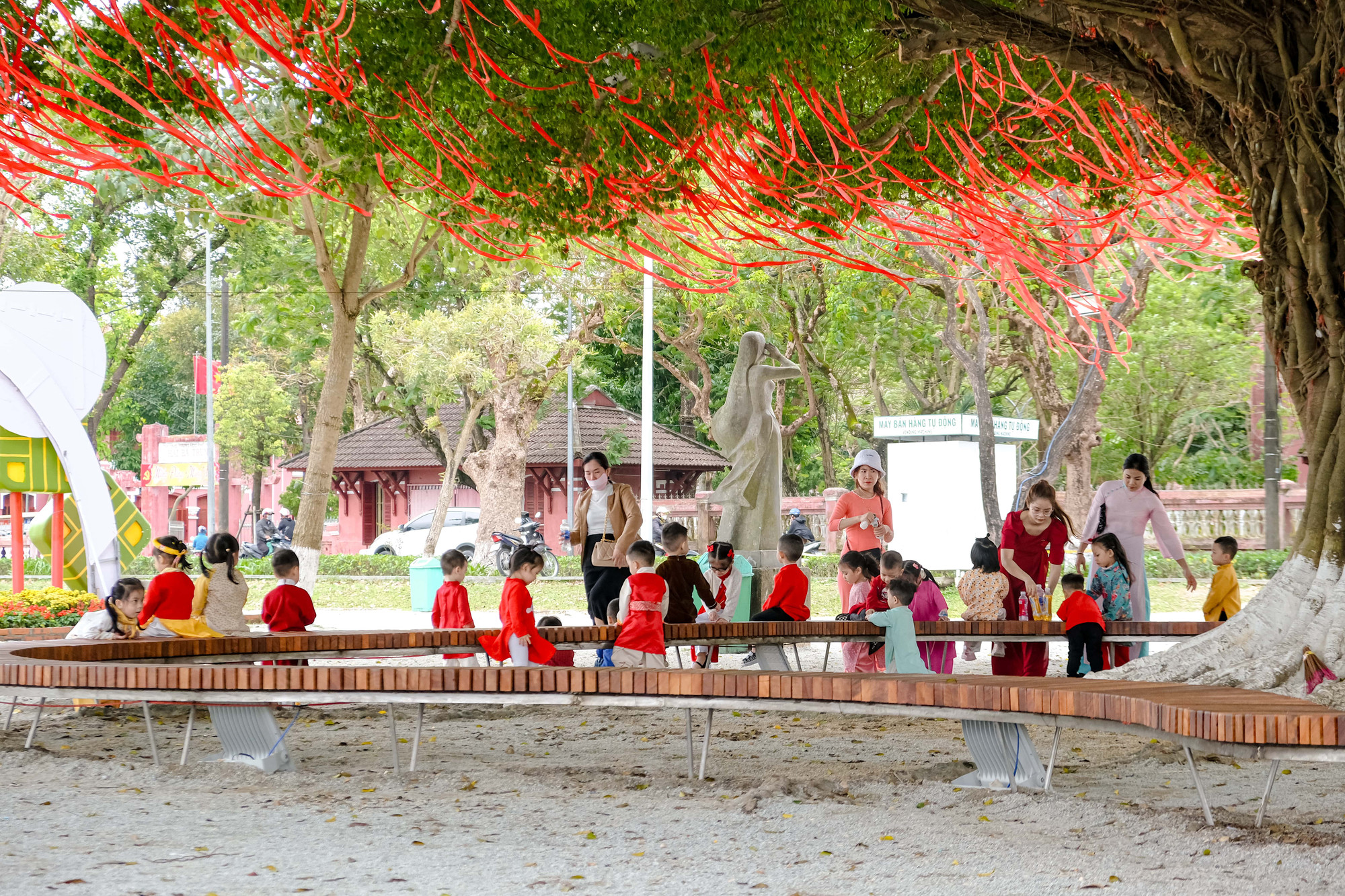 Bên dưới tán cây rộng lớn, dãy ghế được Trung tâm Công viên cây xanh TP Huế lắp đặt xung quanh cho người dân và du khách nghỉ ngơi, hóng mát.