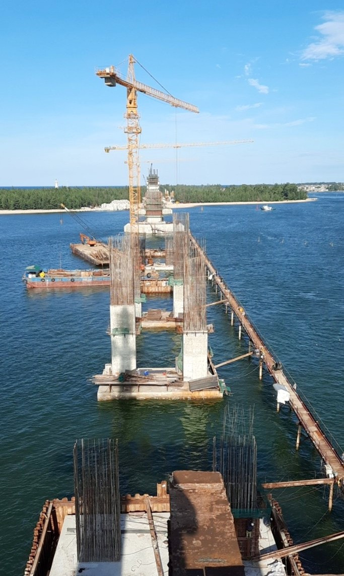 Khó khăn nhất là về thời tiết do tuyến thi công phía xã Hải Dương nằm ở vị trí đón sóng nên chịu ảnh hưởng từ nhiều đợt bão, áp thấp nhiệt đới...