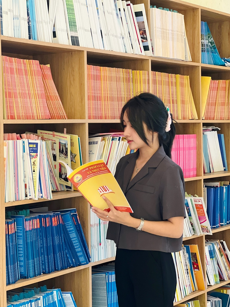 Nơi đây có diện tích 500m2 gồm 730 đầu sách tham khảo, giáo trình và tài liệu học tập; 1.853 khoá luận; 1.389 luận văn và 13 đầu tạp chí.