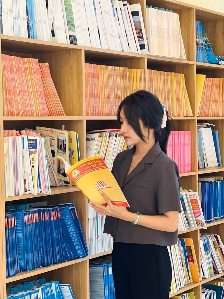 Nơi đây có diện tích 500m2 gồm 730 đầu sách tham khảo, giáo trình và tài liệu học tập; 1.853 khoá luận; 1.389 luận văn và 13 đầu tạp chí.