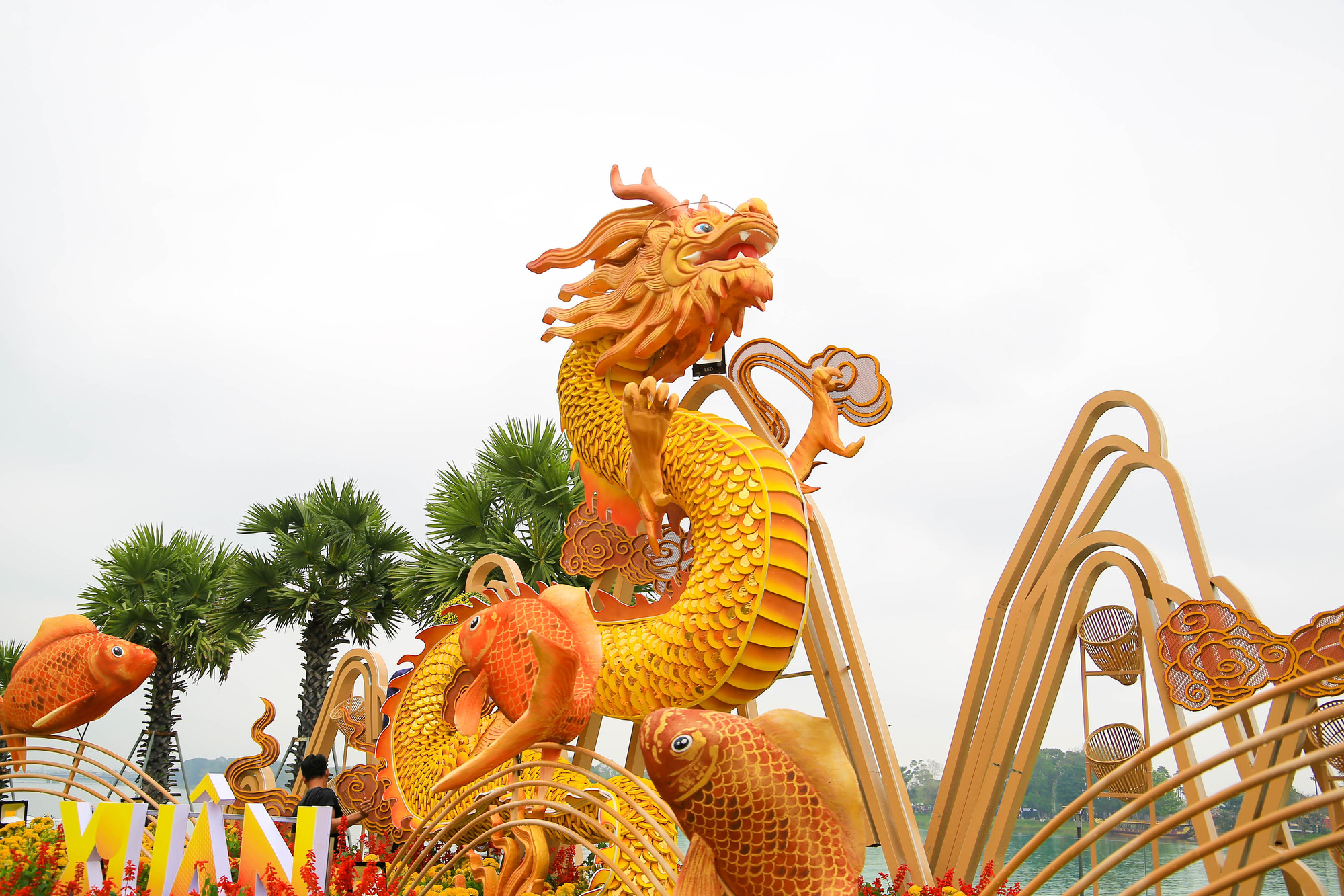 Hình thế “cá chép hóa rồng” bay lên trời đầy oai phong và uy nghi, thể hiện cho 100 phát triển và bứt phá của Thừa Thiên Huế.