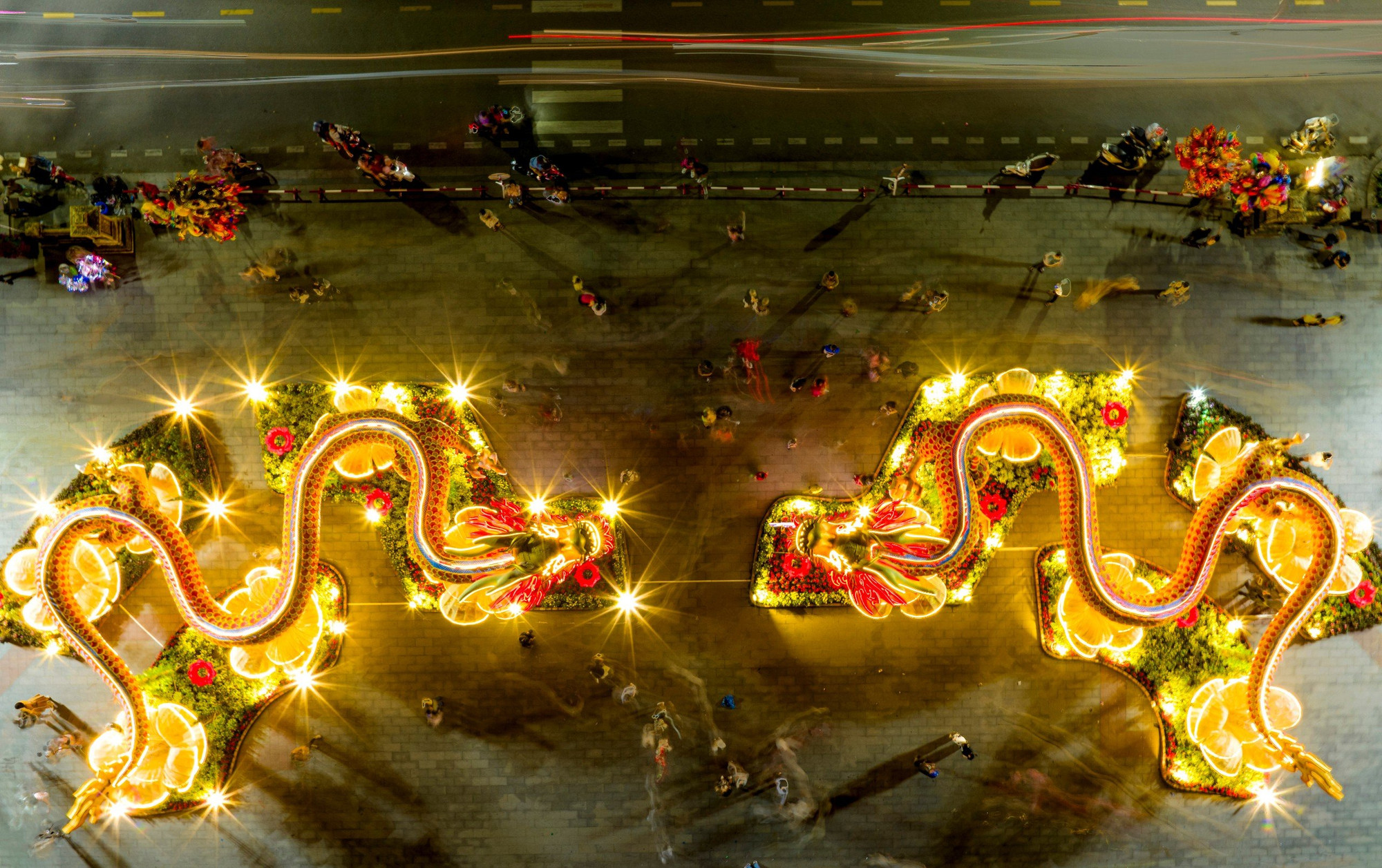 Vị trí thứ nhất là cặp song long trước khu vực Trường THPT chuyên Quốc học Huế. Hai linh vật được sắp xếp đối xứng, tạo dáng mềm mại, uốn lượn sinh động. Mỗi con rồng có chiều cao gần 7m, dài 35m. (Ảnh: Đình Hoàng)