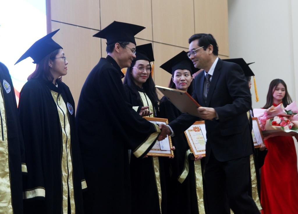 Hiệu trưởng nhà trường tặng Bằng khen cho các tân thạc sĩ có thành tích tốt. Hiệu trưởng nhà trường tặng Bằng khen cho các tân thạc sĩ có thành tích tốt.