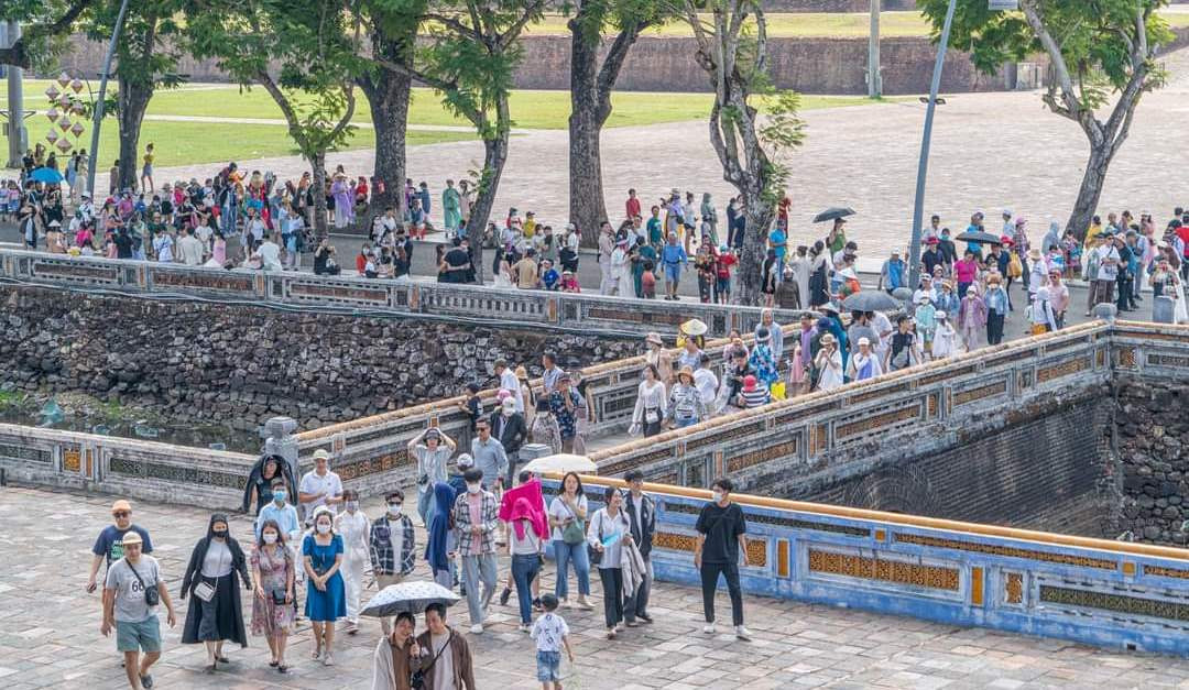 Hàng nghìn du khách ùn ùn đổ vào Ngọ Môn, Đại Nội Huế chơi lễ.