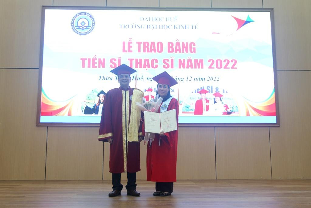 Trao bằng cho tân tiến sĩ nước ngoài đầu tiên tại Trường ĐH Kinh tế, ĐH Huế - bà Manivanh Lobriayao (quốc tịch Lào, đang công tác tại Văn phòng Quốc hội Lào). Trao bằng cho tân tiến sĩ nước ngoài đầu tiên tại Trường ĐH Kinh tế, ĐH Huế - bà Manivanh Lobriayao (quốc tịch Lào, đang công tác tại Văn phòng Quốc hội Lào).