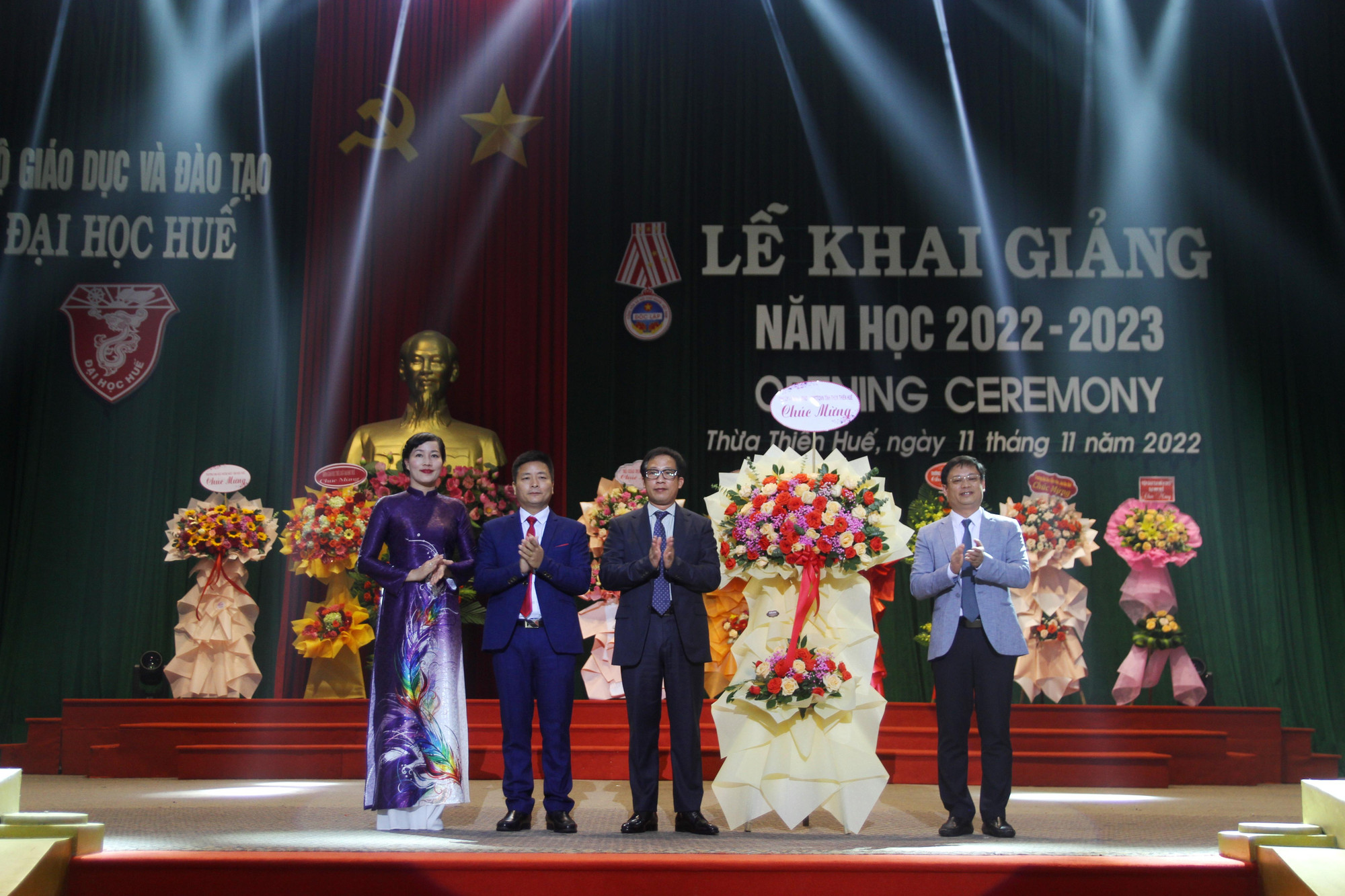 Ông Nguyễn Thanh Bình - Phó Chủ tịch UBND tỉnh Thừa Thiên - Huế (ngoài cùng bên phải) tặng hoa chúc mừng Đại học Huế. Ông Nguyễn Thanh Bình - Phó Chủ tịch UBND tỉnh Thừa Thiên - Huế (ngoài cùng bên phải) tặng hoa chúc mừng Đại học Huế.