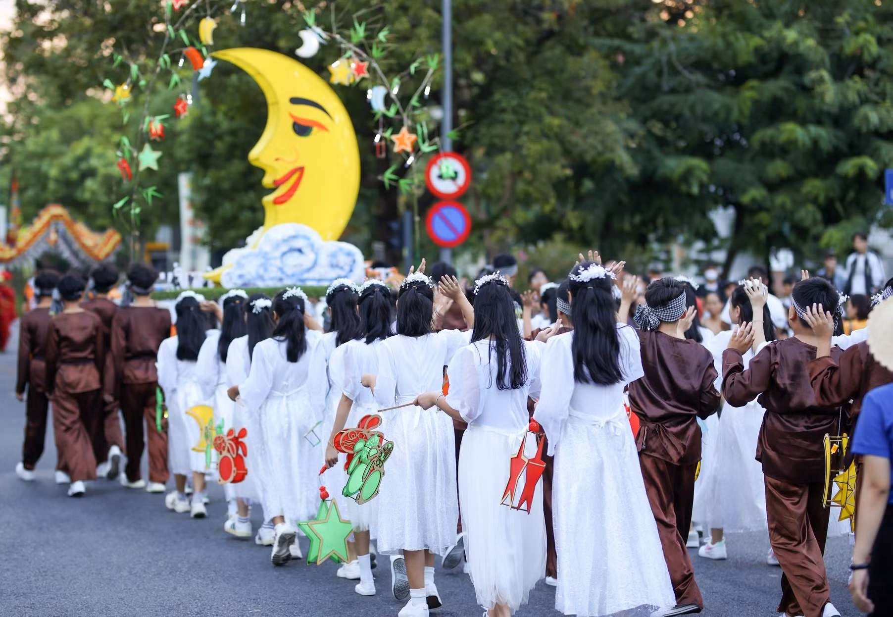 Mặt trăng cách điệu. Mặt trăng cách điệu.