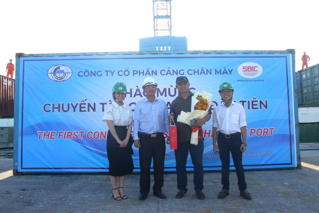 Các đơn vị tặng hoa thuyền trưởng tàu Voyager Logistics SDN BHD, Malaysia.