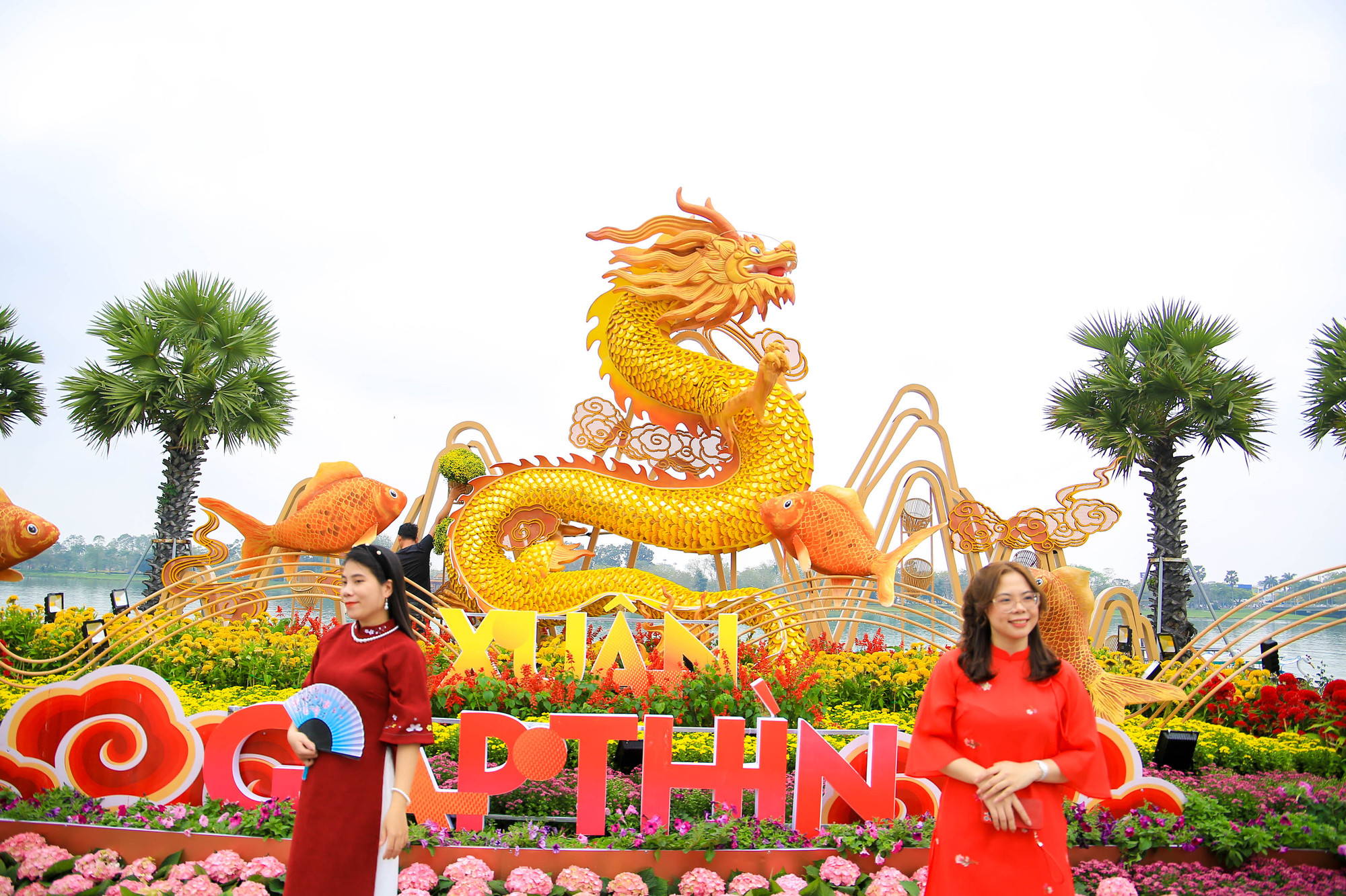 Khu vực công viên trước trụ sở UBND tỉnh Thừa Thiên Huế cũng có một linh vật rồng cao gần 5m, được lấy cảm hứng từ “Ấn Quốc gia tín bảo” - một bảo vật của hoàng cung triều Nguyễn.